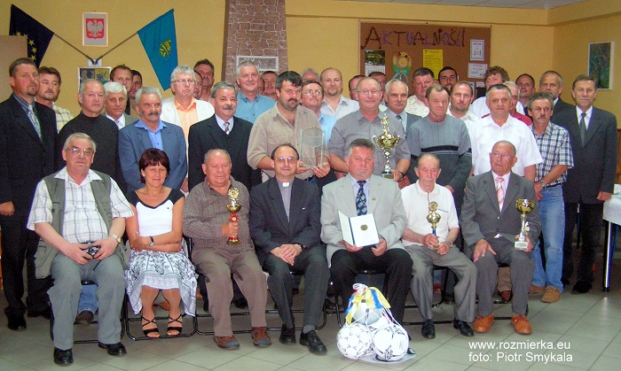 Uczestnicy obchodów 60-lat LKS Jedność Rozmierka w 2006 r. 