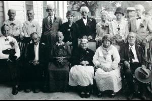 Bandera (Teksas),  ok. 1930 roku   Od lewej stoją: Annie Haiduk, Mary Anderwald, Joe Anderwald, Josephine Pyka z d. Knappik (1852 ? 1938), John Pyka (1848 ? 1936), Francis Moravietz, Mary   Anderwald  z d. Moravietz (zm. 1935r.)   i  Gabriel Anderwald (1851 ? 1943) ? ślub 1881 roku. W 1931 r. obchodzili 50 lat pożycia małżeńskiego.   Siedzą od lewej: Annie Anderwald, Coustian Dugosh (1850 ? 1936), Agnes Dugosh z d. Halamunda (zm. 1935r.), Constantina Adamietz  z d. Pyka (1846 ? 1931), Rose Jureczki z d. Hai