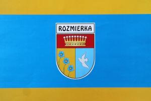 Flaga wsi Rozmierka z 2012 roku 