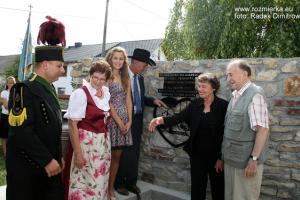 Uroczystość poświęcenia pomnika Serce od Serca w Rozmierzy